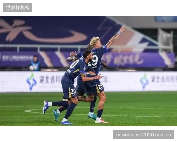 武汉三镇呈现攻强守弱的特点,卡迪斯的进球无法完全弥补后防线的失分。 武汉三镇呈现攻强守弱的特点,卡迪斯的进球无法完全弥补后防线的失分。